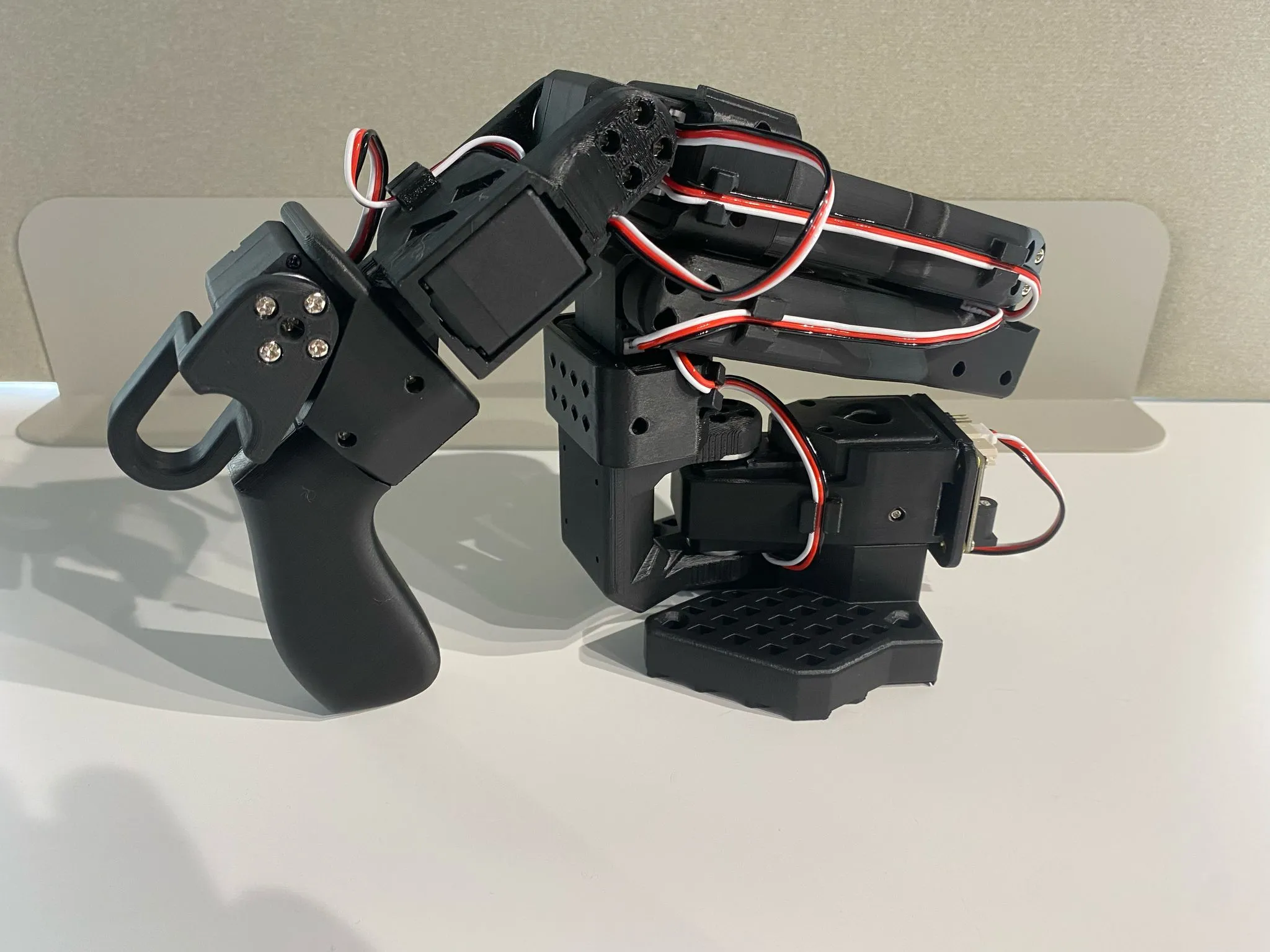 SO-101 leader arm with a handle for manual control